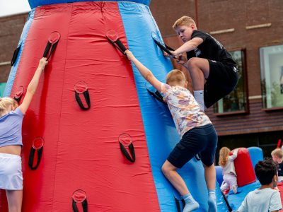 Zondagmarkt Grootste springkussen ter wereld en waterfestijn 2025-8