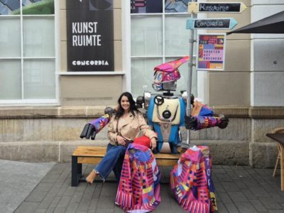 indebuurtredacteur-Charmain-met-robot-Cor-680x440